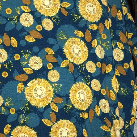 Xs Lularoe Irma with sunflowers - Picture 2 of 4